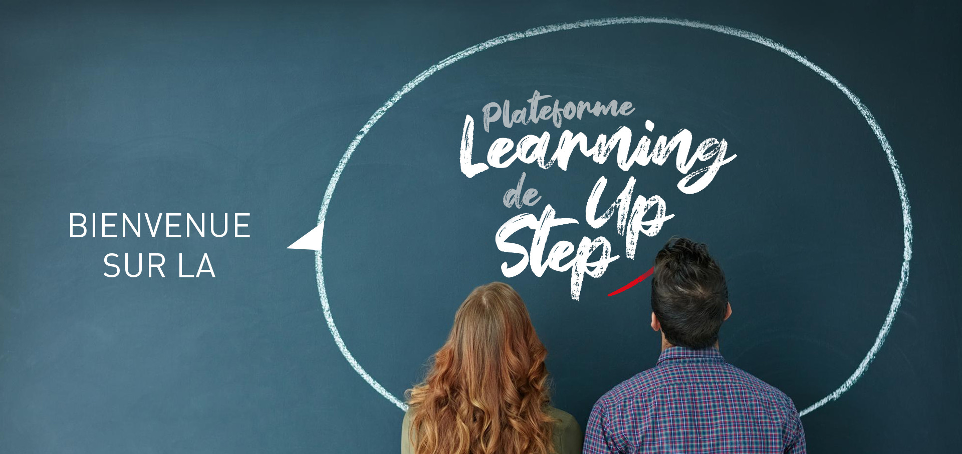 Ecran d'invite step up avec 2 personnes de dos qui regarde un tableau où est inscrit 'Plateforme Learning de STEP UP.